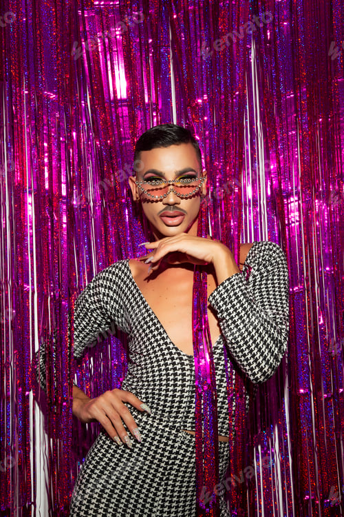 Preview: Closeup portrait of drag queen diva with fuchsia glitter background