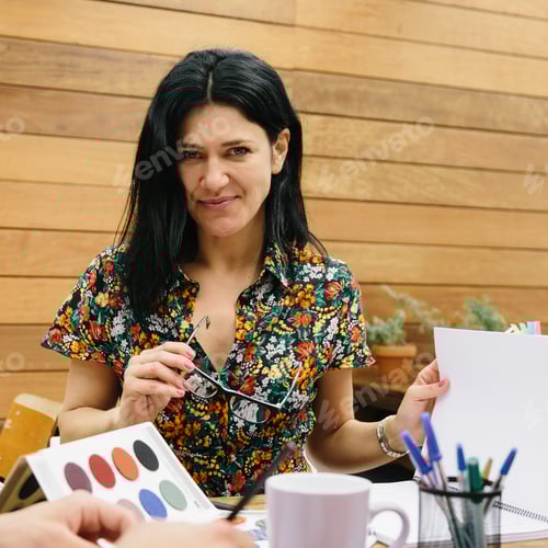 Preview: Attractive young woman with glasses working in the office