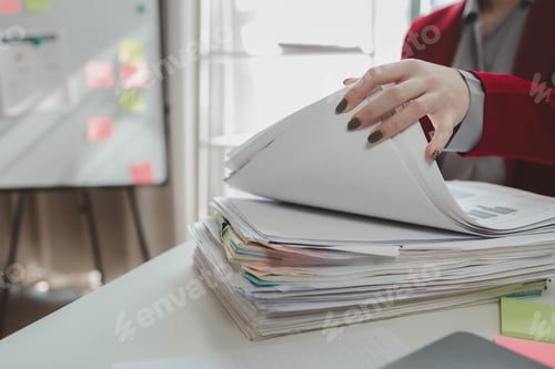 Preview: Organize large piles of documents in the office, A large number of important documents are being org