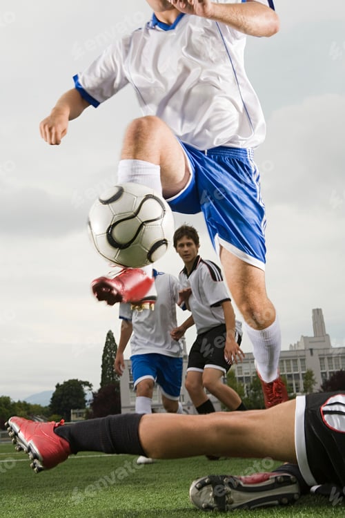 Vista previa: A dynamic soccer match moment captured on the field