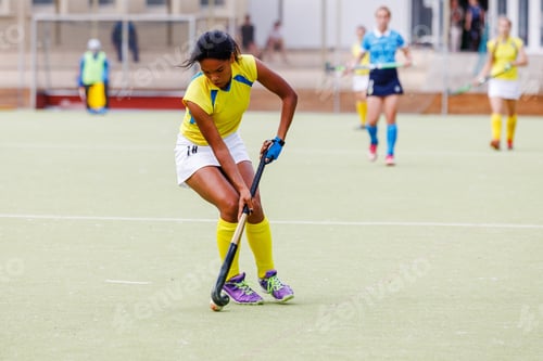 Preview: Young woman with ball in attack in field hockey game
