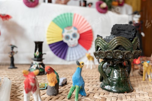Preview: A ceramic copal globet is decorating a Day of the Dead sleeping mat