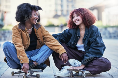 Aperçu: Fun, skateboard and women in city, relax and workout with wellness, gen z and activity with happine