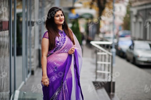 Aperçu: Indian hindu girl at traditional violet saree