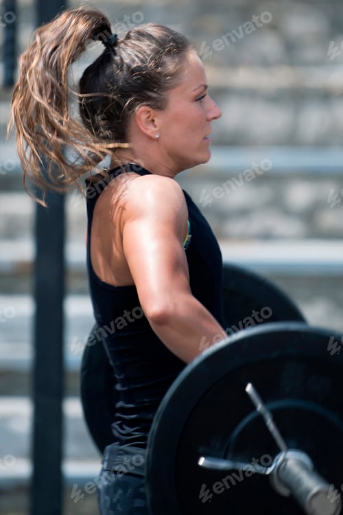 Preview: Woman lifting weights at a cross training competition