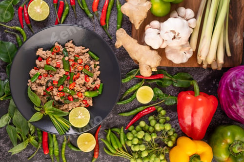 Preview: Stir-fried pork basil on banana leaves in a black dish.
