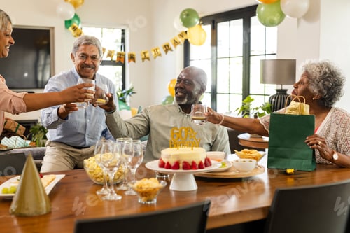 Visualização: Família comemorando aniversário com bolo e presentes, levantando copos na sala de estar