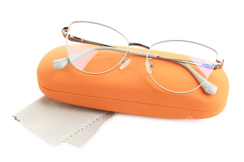 Preview: Case with stylish glasses and cleaning cloth isolated on white