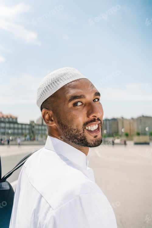 Preview: Muslim man in traditional clothes