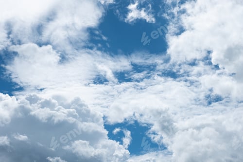 Vorschau: Weiße Wolken auf blauem Himmel
