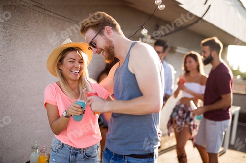 Visualização: Grupo de amigos felizes fazendo festa no telhado