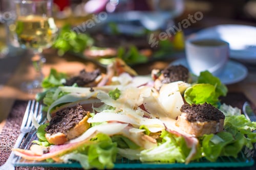 Vorschau: Fresh dinner of salad and meat in outdoor cafe