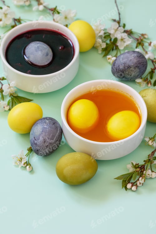 Preview: Natural dye for easter eggs - carcade and turmeric. Homemade colored easter eggs
