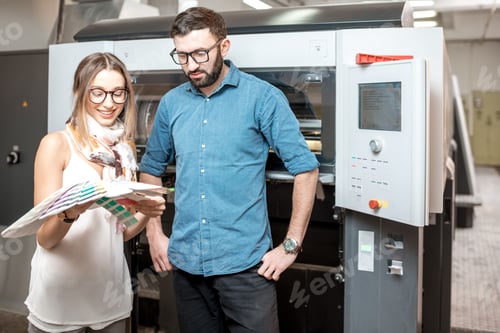 Preview: Woman with print operator at the manufacturing