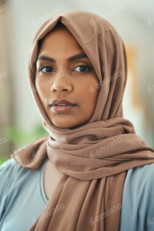 Preview: Beautiful Woman Posing With Headscarf in Home