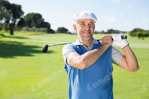 Vista previa: Hombre mayor de pie en la calle de golf con un palo de golf, vestido con gorra blanca, guante, chaleco, sonriendo