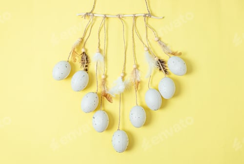 Preview: Decorative wall easter eggs on a yellow background.