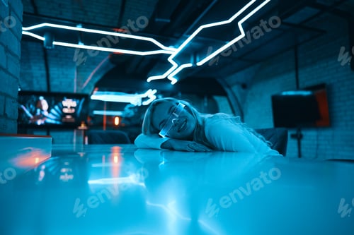 Preview: Portrait of a blonde in neon glasses.