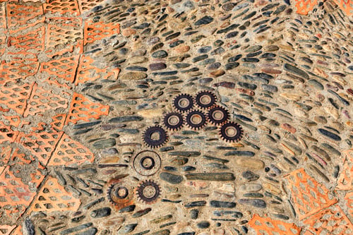 Preview: Unusual floor with pattern from pebbles, brick and rusty metal details
