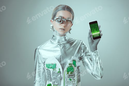 Vista previa: robot sosteniendo el teléfono inteligente con la aplicación de cursos de trading y mirando la cámara aislada en gris,