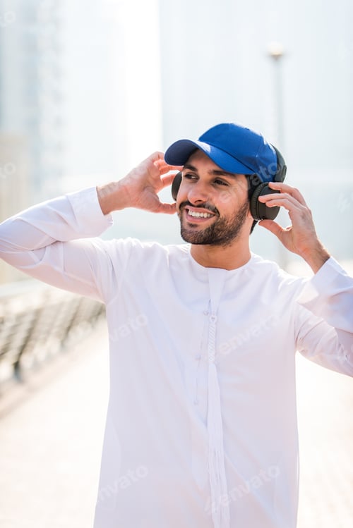Preview: Arabic man with kandora in Dubai
