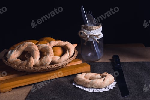Preview: bread with thread on the table ready to cut with the knife