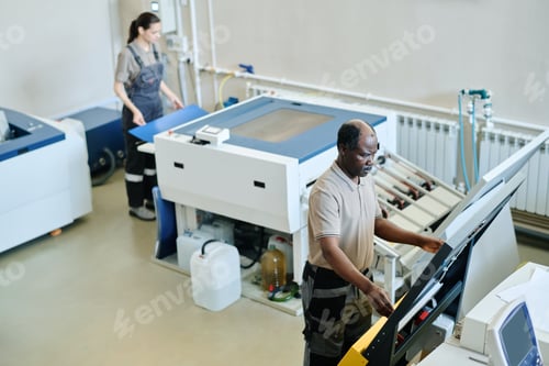 Preview: Specialists At Work In Print Shop