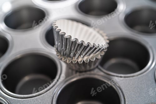 Preview: Cupcake Liners in Muffin Pan Ready for Baking