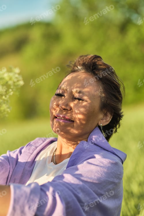 Preview: picture of an elderly woman glowing in the sunlight, showcasing the radiant beauty achievable with
