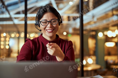 Preview: Portrait of cute woman demonstrating her smile