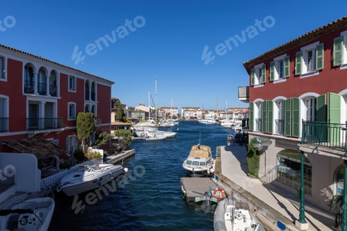 Preview: Port Grimaud waterfront with boats and colorful buildings.