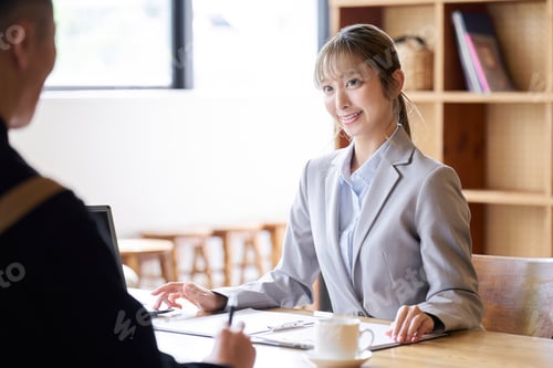 Preview: Asian business woman selling to restaurant owners