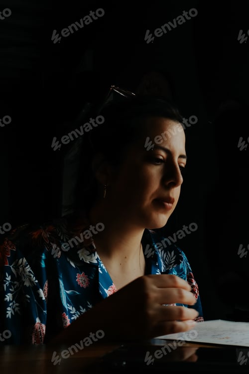Preview: Girl under a dark background with a little entrance of light in her face
