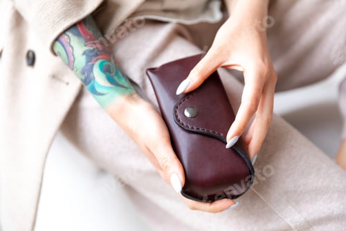 Preview: A young woman shows the handmade leather glasses case