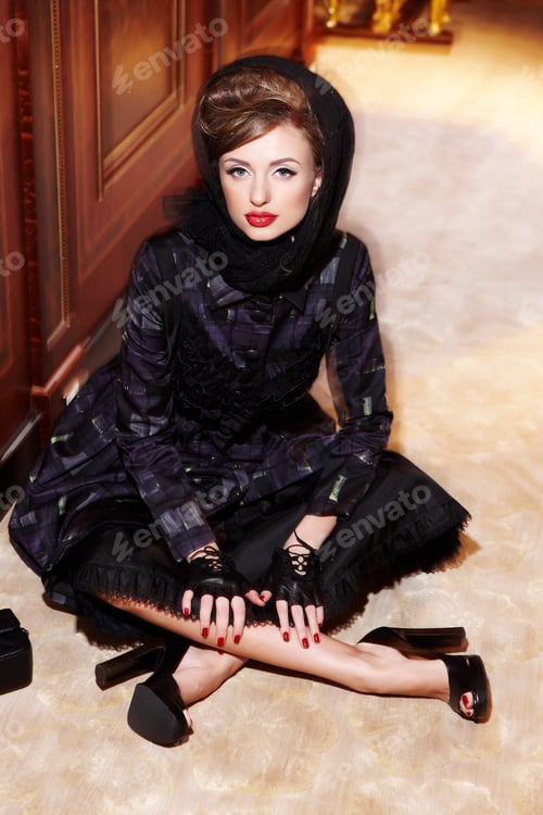 Preview: A woman model in a black clothes sits on the floor.