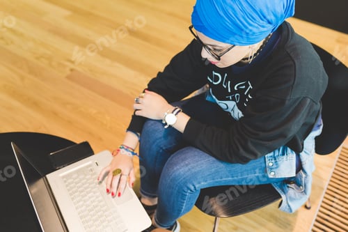 Preview: Top view arabian young woman using computer