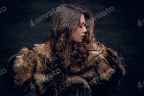 Preview: Brunette woman with long curly hair dressed in a fur coat.