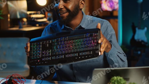 Preview: Media star reviews RGB lights keyboard