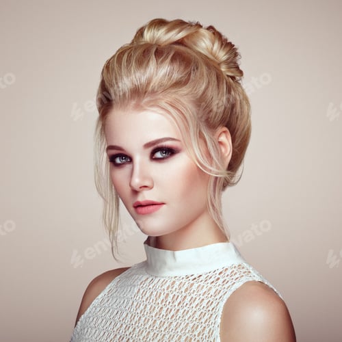 Preview: Blonde girl with elegant and shiny hairstyle