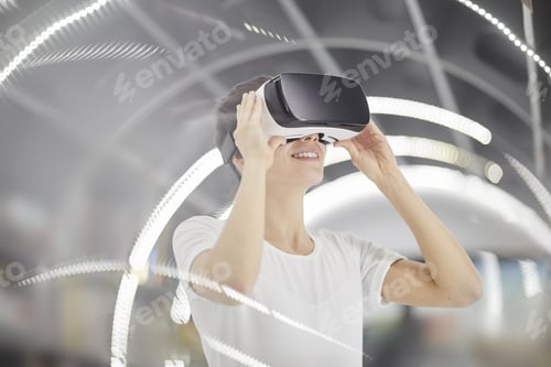 Preview: Woman in smart glasses