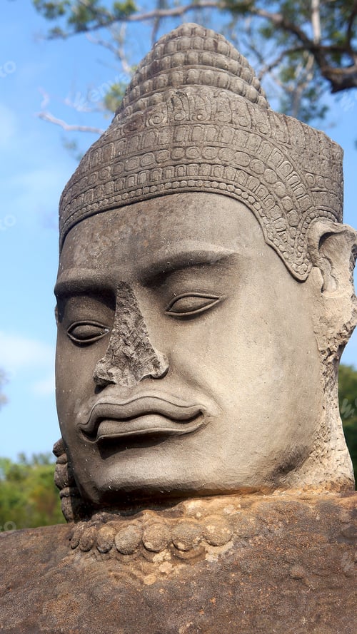 Preview: an image of a statue in the grass at an outdoor area