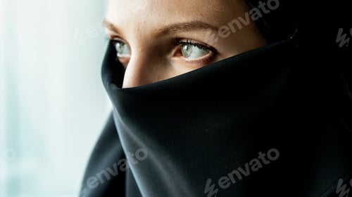 Preview: Close up of islamic woman portrait
