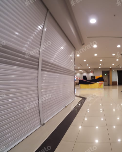 Preview: empty and closed shops in a shopping mall during pandemic