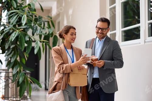 Visualização: Colegas felizes usando o celular em uma pausa no escritório.