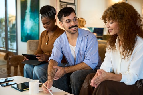 Vista previa: Equipo empresarial diverso que colabora durante la reunión de la oficina: asesoramiento financiero, legal y de seguros