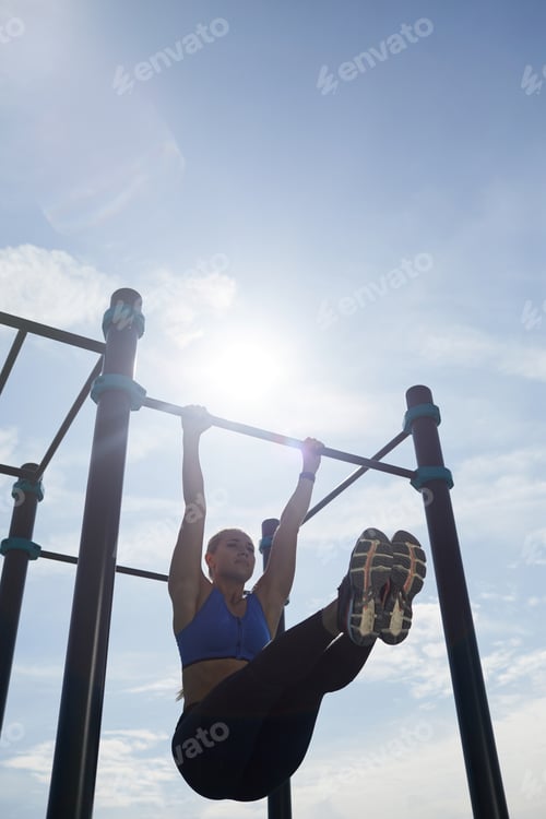 Preview: Fit woman hanging on bar