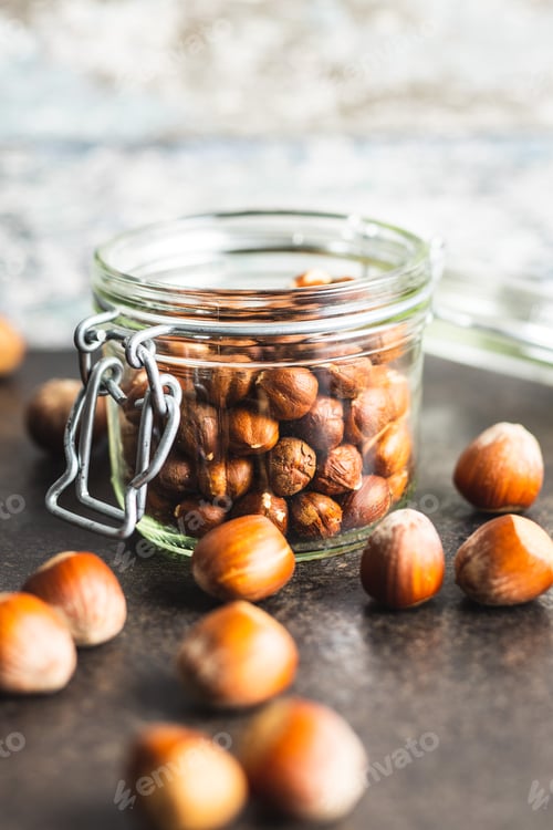 Preview: Peeled hazelnuts.