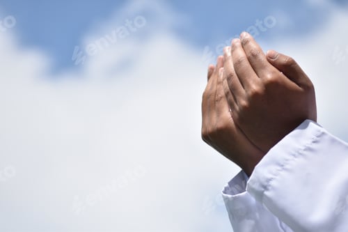 Preview: Religious muslim man praying hand.