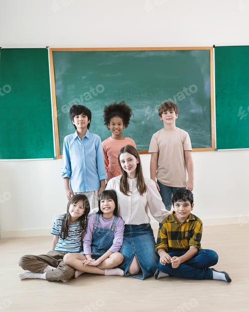 Visualização: Retrato de professor e grupo de estudantes multiculturais sentados na sala de aula