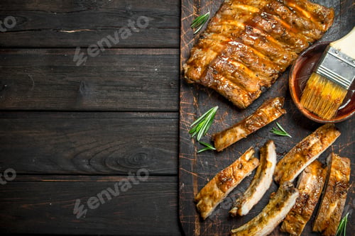 Preview: Sliced grilled ribs with sauce.